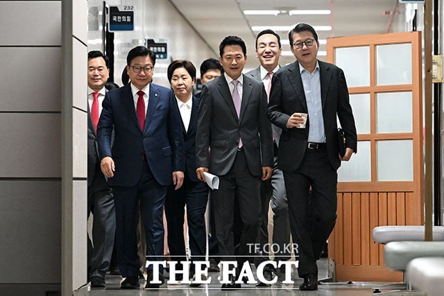 국민의힘 내부에서는 한 의원이 김승원 법무부 장관 후보자의 신약 로비 의혹 공세와 관련해 독자적으로 움직인다는 취지의 비판도 제기된 바 있다. 사진은 장동혁 대표(오른쪽에서 세 번째)와 정점식 원내대표 등 국민의힘 지도부가 17일 국회 최고위원회의에 참석하기 위해 회의실로 향하는 모습./서예원 기자