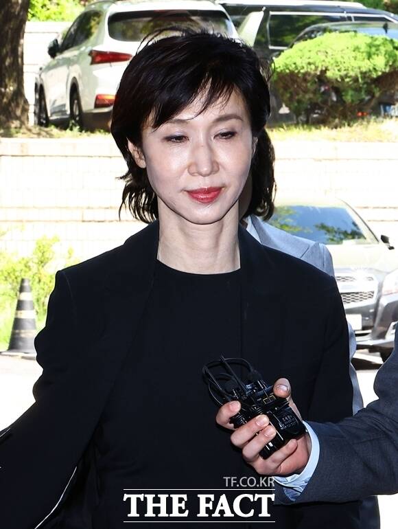노소영 아트센터 나비 관장이 지난 6월 서울 서초구 서울고등법원에서 열린 재산분할 소송 파기환송심 조정기일에 출석하고 있다. /서예원 기자