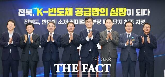 18일 전북도청 브리핑룸에서 열린 반도체 소재·부품·장비(소부장) 특화단지 공모 선정 기자회견에서 이원택 전북도지사와 한병도 더불어민주당 원내대표, 윤준병 더불어민주당 전북도당 위원장, 이성윤 더불어민주당 최고위원 등이 기념 촬영을 하고 있다. /전북도