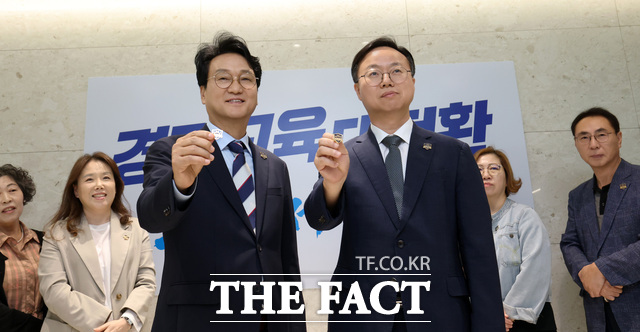 18일 경기도교육청 교권보호전담관 운영 조례가 경기도의회 본회의를 통과한 뒤 참석자들이 교권보호전담관 배지를 들어 보이고 있다. /경기도교육청