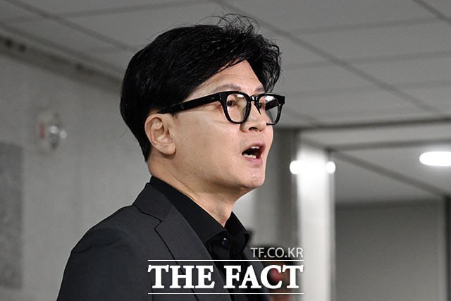 한동훈 무소속 의원이 추석을 앞두고 장동혁 대표와 정점식 원내대표를 비롯한 국민의힘 의원 109명에게 구포국수와 손편지를 보낸 것으로 알려졌다. 사진은 한 의원이 지난 15일 국회의원회관에서 기자회견을 열고 발언하는 모습. /서예원 기자