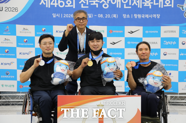 제46회 전국장애인체육대회에서 종합 1위에 오른 세종시 사격선수단이 시상식을 하고 있다. /세종시