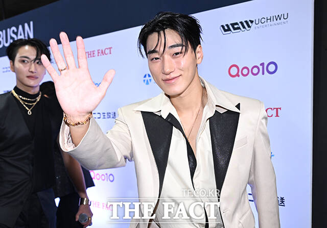 <더팩트>가 주최하고 팬앤스타와 UCW가 주관하는 ‘2026 더팩트 뮤직 어워즈(2026 THE FACT MUSIC AWARDS, TMA)’가 19일 오후 부산 연제구 부산아시아드주경기장에서 열린 가운데 에이티즈 산이 블루카펫을 밟고 있다. /부산아시아드주경기장=박헌우 기자
