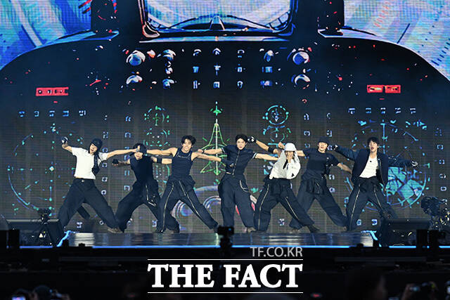 [더팩트ㅣ부산아시아드주경기장=남용희 기자] <더팩트>가 주최하고 팬앤스타와 UCW가 주관하는 ‘2026 더팩트 뮤직 어워즈(2026 THE FACT MUSIC AWARDS, TMA)’가 19일 오후 부산 연제구 부산아시아드주경기장에서 열린 가운데 그룹 아이딧(IDID)이 화려한 무대를 펼치고 있다.