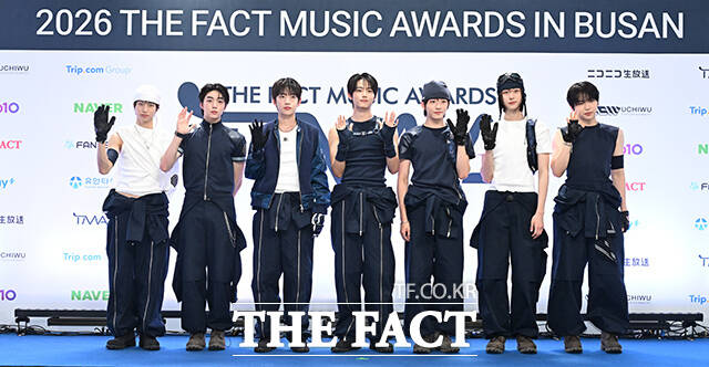<더팩트>가 주최하고 팬앤스타와 UCW가 주관하는 ‘2026 더팩트 뮤직 어워즈(2026 THE FACT MUSIC AWARDS, TMA)’가 19일 오후 부산 연제구 부산아시아드주경기장에서 열린 가운데 그룹 아이딧(IDID)의 박성현과 백준혁, 김민재, 장용훈, 정세민, 박원빈, 추유찬(왼쪽부터)이 블루카펫을 밟고 있다. /부산아시아드주경기장=김성렬 기자