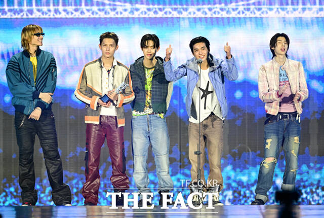 <더팩트>가 주최하고 팬앤스타와 UCW가 주관하는 ‘2026 더팩트 뮤직 어워즈(2026 THE FACT MUSIC AWARDS, TMA)’가 19일 오후 부산 연제구 부산아시아드주경기장에서 열린 가운데 그룹 코르티스(CORTIS)의 건호와 성현, 주훈, 제임스, 마틴(왼쪽부터)이 '대상 RECORD OF THE YEAR'를 수상한 뒤 소감을 밝히고 있다. /부산아시아드주경기장=이새롬 기자