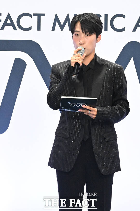 <더팩트>가 주최하고 팬앤스타와 UCW가 주관하는 ‘2026 더팩트 뮤직 어워즈(2026 THE FACT MUSIC AWARDS, TMA)’가 19일 오후 부산 연제구 부산아시아드주경기장에서 열린 가운데 방송인 재재가 블루카펫 진행을 하고 있다. /부산아시아드주경기장=김성렬 기자