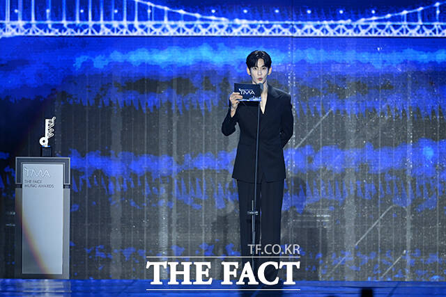 [더팩트ㅣ부산아시아드주경기장=박헌우 기자] <더팩트>가 주최하고 팬앤스타와 UCW가 주관하는 ‘2026 더팩트 뮤직 어워즈(2026 THE FACT MUSIC AWARDS, TMA)’가 19일 오후 부산 연제구 부산아시아드주경기장에서 열린 가운데 시상자로 나선 배우 김수현이 인사말을 하고 있다. /부산아시아드주경기장=박헌우 기자