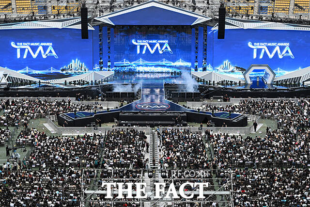 <더팩트>가 주최하고 팬앤스타와 UCW가 주관하는 '2026 더팩트 뮤직 어워즈(2026 THE FACT MUSIC AWARDS, TMA)'가 19일 오후 부산 연제구 부산아시아드주경기장에서 화려한 막을 올리고 있다. /부산아시아드주경기장=송호영 기자