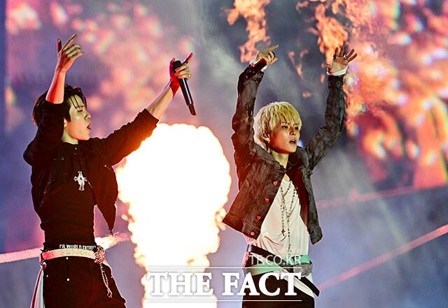 <더팩트>가 주최하고 팬앤스타와 UCW가 주관하는 ‘2026 더팩트 뮤직 어워즈(2026 THE FACT MUSIC AWARDS, TMA)’가 19일 오후 부산 연제구 부산아시아드주경기장에서 열린 가운데 트레저(TREASURE)가 화려한 무대를 펼치고 있다. /부산아시아드주경기장=배정한 기자