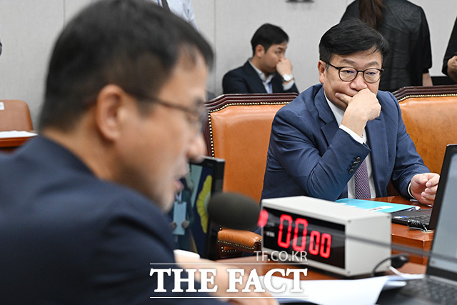 정점식 국민의힘 원내대표(오른쪽)가 지난 16일 서울 여의도 국회에서 열린 운영위원회 전체회의에서 생각에 잠겨있다. /국회=남용희 기자