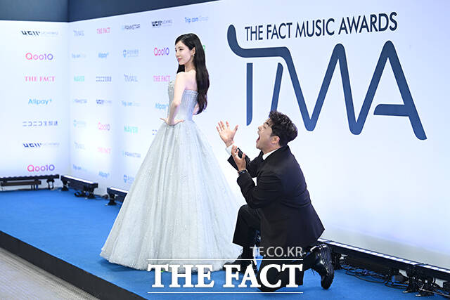 <더팩트>가 주최하고 팬앤스타와 UCW가 주관하는 ‘2026 더팩트 뮤직 어워즈(2026 THE FACT MUSIC AWARDS, TMA)’가 19일 오후 부산 연제구 부산아시아드주경기장에서 열린 가운데 MC를 맡은 전현무와 서현이 블루카펫을 밟고 있다. /부산아시아드주경기장=박헌우 기자