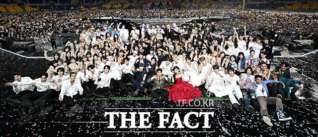 <더팩트>가 주최하고 팬앤스타와 UCW가 주관하는 ‘2026 더팩트 뮤직 어워즈(2026 THE FACT MUSIC AWARDS, TMA)’가 19일 오후 부산 연제구 부산아시아드주경기장에서 열린 가운데 출연진이 기념촬영을 하고 있다. /부산아시아드주경기장=박헌우 기자