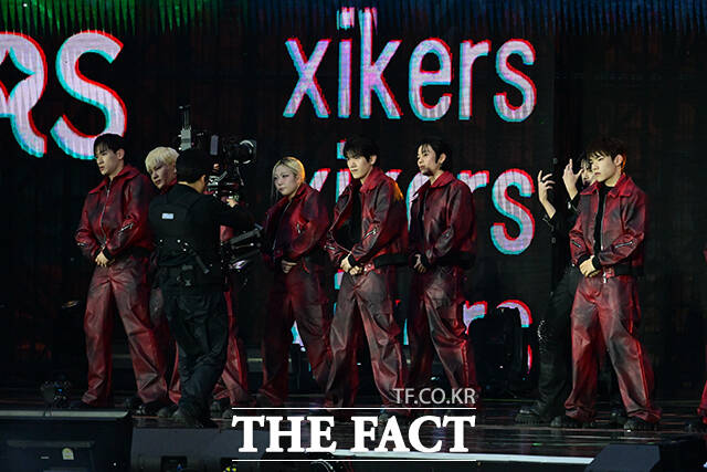 <더팩트>가 주최하고 팬앤스타와 UCW가 주관하는 ‘2026 더팩트 뮤직 어워즈(2026 THE FACT MUSIC AWARDS, TMA)’가 19일 오후 부산 연제구 부산아시아드주경기장에서 열린 가운데 그룹 싸이커스가 화려한 오프닝 무대를 펼치고 있다. /부산아시아드주경기장=남윤호 기자