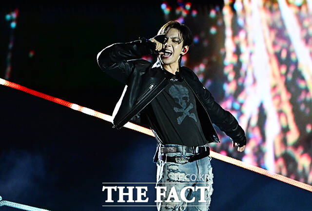 <더팩트>가 주최하고 팬앤스타와 UCW가 주관하는 ‘2026 더팩트 뮤직 어워즈(2026 THE FACT MUSIC AWARDS, TMA)’가 19일 오후 부산 연제구 부산아시아드주경기장에서 열린 가운데 에반(EVAN)이 화려한 무대를 펼치고 있다./부산아시아드주경기장=배정한 기자