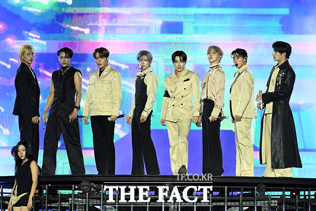 <더팩트>가 주최하고 팬앤스타와 UCW가 주관하는 ‘2026 더팩트 뮤직 어워즈(2026 THE FACT MUSIC AWARDS, TMA)’가 19일 오후 부산 연제구 부산아시아드주경기장에서 열린 가운데 그룹 에이티즈(ATEEZ) 성화와 우영, 종호, 여상, 산, 윤호, 홍중, 민기(왼쪽부터)가 화려한 무대를 펼치고 있다. /부산아시아드주경기장=남용희 기자