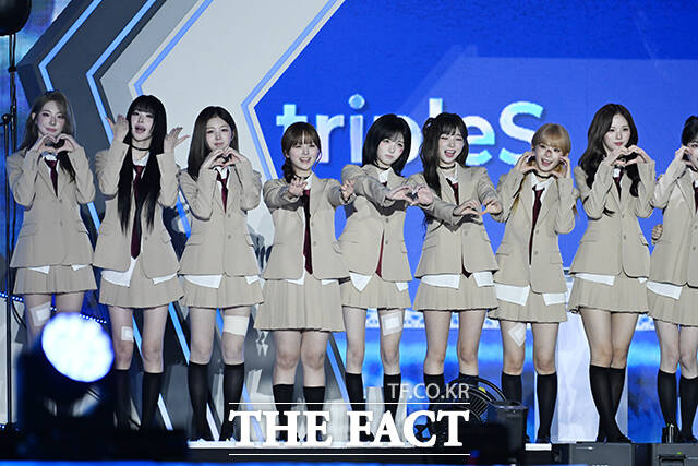 [더팩트ㅣ부산아시아드주경기장=박헌우 기자] <더팩트>가 주최하고 팬앤스타와 UCW가 주관하는 ‘2026 더팩트 뮤직 어워즈(2026 THE FACT MUSIC AWARDS, TMA)’가 19일 오후 부산 연제구 부산아시아드주경기장에서 열린 가운데 그룹 클로즈 트리플에스가 '글로벌 핫 트렌드상'을 수상하고 있다. /부산아시아드주경기장=박헌우 기자