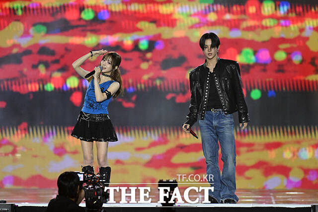 <더팩트>가 주최하고 팬앤스타와 UCW가 주관하는 ‘2026 더팩트 뮤직 어워즈(2026 THE FACT MUSIC AWARDS, TMA)’가 19일 오후 부산 연제구 부산아시아드주경기장에서 열린 가운데 그룹 부산즈(키키 지유, 트레저 지훈)가 화려한 무대를 펼치고 있다. /부산아시아드주경기장=남윤호 기자]
