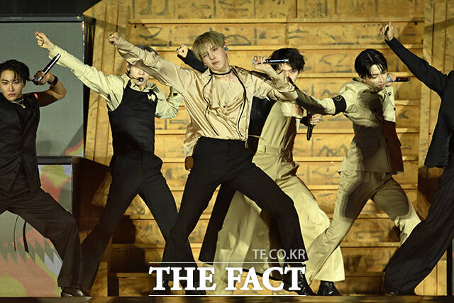 <더팩트>가 주최하고 팬앤스타와 UCW가 주관하는 ‘2026 더팩트 뮤직 어워즈(2026 THE FACT MUSIC AWARDS, TMA)’가 19일 오후 부산 연제구 부산아시아드주경기장에서 열린 가운데 가수 에이티즈(ATEEZ)가 화려한 무대를 펼치고 있다. /부산아시아드주경기장=김성렬 기자