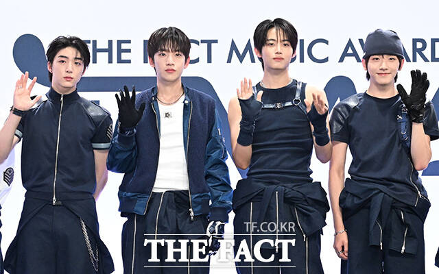 <더팩트>가 주최하고 팬앤스타와 UCW가 주관하는 ‘2026 더팩트 뮤직 어워즈(2026 THE FACT MUSIC AWARDS, TMA)’가 19일 오후 부산 연제구 부산아시아드주경기장에서 열린 가운데 그룹 아이딧(IDID)의 박성현과 백준혁, 김민재, 장용훈, 정세민, 박원빈, 추유찬(왼쪽부터)이 블루카펫을 밟고 있다. /부산아시아드주경기장=김성렬 기자