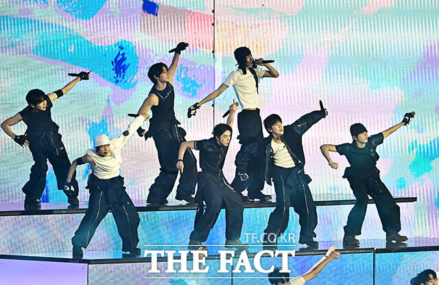 <더팩트>가 주최하고 팬앤스타와 UCW가 주관하는 ‘2026 더팩트 뮤직 어워즈(2026 THE FACT MUSIC AWARDS, TMA)’가 19일 오후 부산 연제구 부산아시아드주경기장에서 열린 가운데 아이딧(IDID)이 화려한 무대를 펼치고 있다. /부산아시아드주경기장=배정한 기자