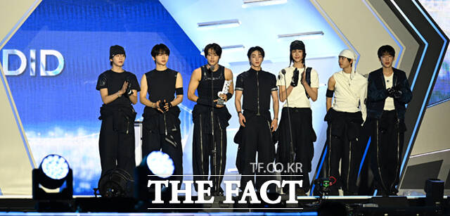 <더팩트>가 주최하고 팬앤스타와 UCW가 주관하는 ‘2026 더팩트 뮤직 어워즈(2026 THE FACT MUSIC AWARDS, TMA)’가 19일 오후 부산 연제구 부산아시아드주경기장에서 열린 가운데 그룹 아이딧(IDID)이 '핫티스트'를 수상한 뒤 소감을 밝히고 있다. /부산아시아드주경기장=이새롬 기자