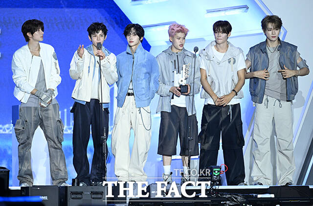 [더팩트ㅣ부산아시아드주경기장=박헌우 기자] <더팩트>가 주최하고 팬앤스타와 UCW가 주관하는 ‘2026 더팩트 뮤직 어워즈(2026 THE FACT MUSIC AWARDS, TMA)’가 19일 오후 부산 연제구 부산아시아드주경기장에서 열린 가운데 그룹 라이즈가 '올해의 아티스트' 상을 수상하고 있다. /부산아시아드주경기장=박헌우 기자