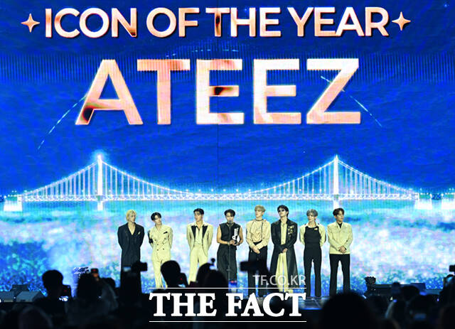 <더팩트>가 주최하고 팬앤스타와 UCW가 주관하는 ‘2026 더팩트 뮤직 어워즈(2026 THE FACT MUSIC AWARDS, TMA)’가 19일 오후 부산 연제구 부산아시아드주경기장에서 열린 가운데 그룹 에이티즈(ATEEZ)가 '대상 ICON OF THE YEAR'를 수상한 뒤 소감을 밝히고 있다. /부산아시아드주경기장=이새롬 기자