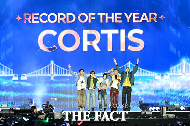 <더팩트>가 주최하고 팬앤스타와 UCW가 주관하는 ‘2026 더팩트 뮤직 어워즈(2026 THE FACT MUSIC AWARDS, TMA)’가 19일 오후 부산 연제구 부산아시아드주경기장에서 열린 가운데 그룹 코르티스(CORTIS)가 '대상 RECORD OF THE YEAR'를 수상한 뒤 소감을 밝히고 있다. /부산아시아드주경기장=이새롬 기자