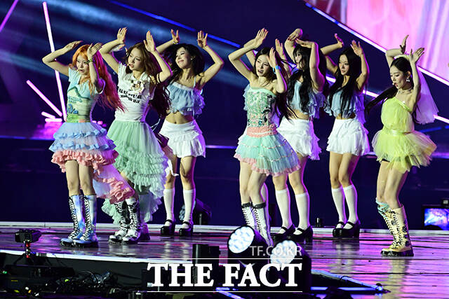 <더팩트>가 주최하고 팬앤스타와 UCW가 주관하는 ‘2026 더팩트 뮤직 어워즈(2026 THE FACT MUSIC AWARDS, TMA)’가 19일 오후 부산 연제구 부산아시아드주경기장에서 열린 가운데 그룹 키키가 화려한 무대를 펼치고 있다. /부산아시아드주경기장=남윤호 기자