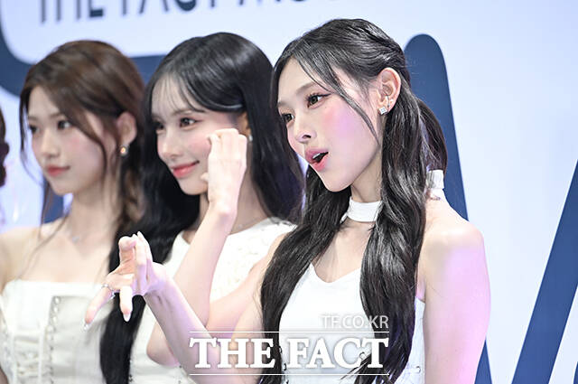 <더팩트>가 주최하고 팬앤스타와 UCW가 주관하는 ‘2026 더팩트 뮤직 어워즈(2026 THE FACT MUSIC AWARDS, TMA)’가 19일 오후 부산 연제구 부산아시아드주경기장에서 열린 가운데 리센느 원이(왼쪽)와 미나미가 블루카펫을 밟고 있다. /부산아시아드주경기장=박헌우 기자