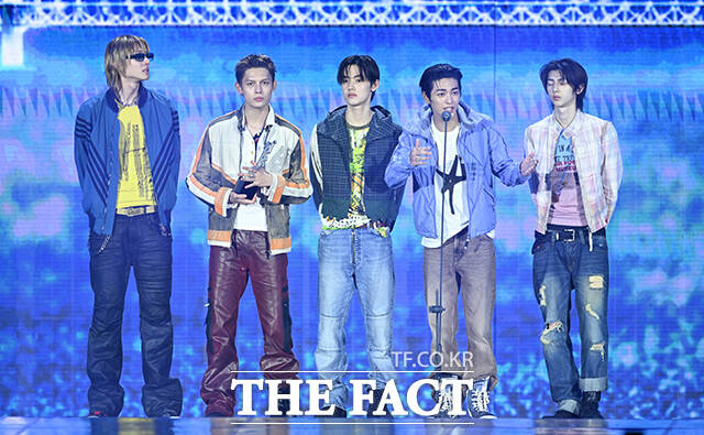 <더팩트>가 주최하고 팬앤스타와 UCW가 주관하는 ‘2026 더팩트 뮤직 어워즈(2026 THE FACT MUSIC AWARDS, TMA)’가 19일 오후 부산 연제구 부산아시아드주경기장에서 열린 가운데 그룹 코르티스의 성현과 건호, 제임스(왼쪽부터)가 '레코드 오브 더 이어'를 수상하고 있다. /부산아시아드주경기장=박헌우 기자