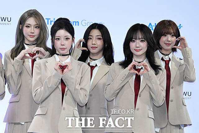 <더팩트>가 주최하고 팬앤스타와 UCW가 주관하는 ‘2026 더팩트 뮤직 어워즈(2026 THE FACT MUSIC AWARDS, TMA)’가 19일 오후 부산 연제구 부산아시아드주경기장에서 열린 가운데 그룹 트리플에스(tripleS)의 지연과 서아, 설린, 채원, 시온, 하연, 주빈, 린, 마유, 신위, 소현, 니엔, 서연, 혜린, 지우, 채연, 유연, 수민, 나경, 유빈, 카에데, 다현, 코토네, 연지(왼쪽 위부터 시계 방향으로)가 블루카펫을 밟고 있다. /부산아시아드주경기장=김성렬 기자
