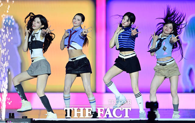 <더팩트>가 주최하고 팬앤스타와 UCW가 주관하는 ‘2026 더팩트 뮤직 어워즈(2026 THE FACT MUSIC AWARDS, TMA)’가 19일 오후 부산 연제구 부산아시아드주경기장에서 열린 가운데 그룹 아일릿(ILLIT)의 민주와 윤아, 원희, 이로하(왼쪽부터)가 화려한 무대를 펼치고 있다. /부산아시아드주경기장=이새롬 기자