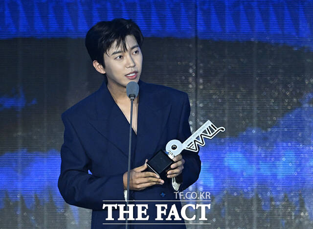 <더팩트>가 주최하고 팬앤스타와 UCW가 주관하는 ‘2026 더팩트 뮤직 어워즈(2026 THE FACT MUSIC AWARDS, TMA)’가 19일 오후 부산 연제구 부산아시아드주경기장에서 열린 가운데 가수 임영웅이 '인기상'을 수상한 뒤 소감을 밝히고 있다. /부산아시아드주경기장=박헌우 기자