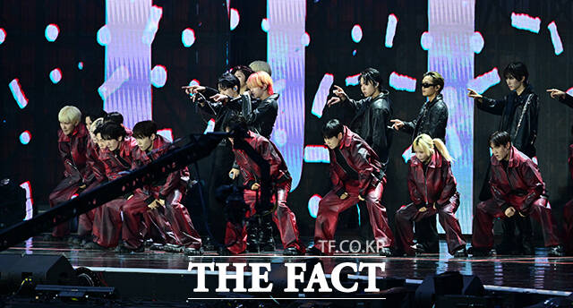 <더팩트>가 주최하고 팬앤스타와 UCW가 주관하는 ‘2026 더팩트 뮤직 어워즈(2026 THE FACT MUSIC AWARDS, TMA)’가 19일 오후 부산 연제구 부산아시아드주경기장에서 열린 가운데 그룹 싸이커스가 화려한 오프닝 무대를 펼치고 있다. /부산아시아드주경기장=남윤호 기자