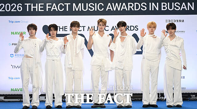 <더팩트>가 주최하고 팬앤스타와 UCW가 주관하는 ‘2026 더팩트 뮤직 어워즈(2026 THE FACT MUSIC AWARDS, TMA)’가 19일 오후 부산 연제구 부산아시아드주경기장에서 열린 가운데 그룹 클로즈 유어 아이즈(CLOSE YOUR EYES)의 켄신과 송승호, 전민욱, 마징시앙, 김성민, 장여준, 서경배(왼쪽부터)가 블루카펫을 밟고 있다. /부산아시아드주경기장=김성렬 기자