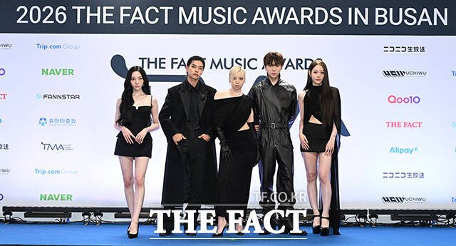 <더팩트>가 주최하고 팬앤스타와 UCW가 주관하는 ‘2026 더팩트 뮤직 어워즈(2026 THE FACT MUSIC AWARDS, TMA)’가 19일 오후 부산 연제구 부산아시아드주경기장에서 열린 가운데 그룹 올데이 프로젝트(ALLDAY PROJECT)의 영서와 타잔, 베일리, 우찬, 애니(왼쪽부터)가 블루카펫을 밟고 있다. /부산아시아드주경기장=김성렬 기자