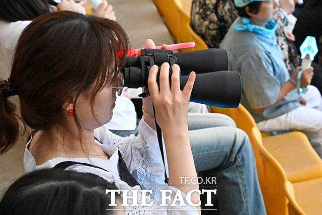 관객들이 환호하고 있다.