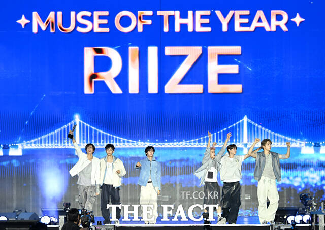 <더팩트>가 주최하고 팬앤스타와 UCW가 주관하는 ‘2026 더팩트 뮤직 어워즈(2026 THE FACT MUSIC AWARDS, TMA)’가 19일 오후 부산 연제구 부산아시아드주경기장에서 열린 가운데 그룹 라이즈(RIIZE)가 '대상 MUSE OF THE YEAR'를 수상한 뒤 소감을 밝히고 있다. /부산아시아드주경기장=이새롬 기자