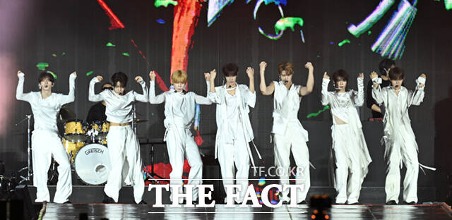<더팩트>가 주최하고 팬앤스타와 UCW가 주관하는 ‘2026 더팩트 뮤직 어워즈(2026 THE FACT MUSIC AWARDS, TMA)’가 19일 오후 부산 연제구 부산아시아드주경기장에서 열린 가운데 그룹 클로즈 유어 아이즈(CLOSE YOUR EYES)가 화려한 무대를 펼치고 있다. /부산아시아드주경기장=이새롬 기자