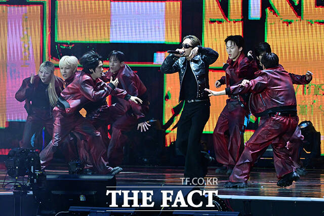 <더팩트>가 주최하고 팬앤스타와 UCW가 주관하는 ‘2026 더팩트 뮤직 어워즈(2026 THE FACT MUSIC AWARDS, TMA)’가 19일 오후 부산 연제구 부산아시아드주경기장에서 열린 가운데 그룹 싸이커스가 화려한 오프닝 무대를 펼치고 있다. /부산아시아드주경기장=남윤호 기자