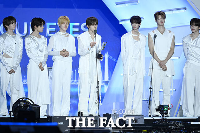 <더팩트>가 주최하고 팬앤스타와 UCW가 주관하는 ‘2026 더팩트 뮤직 어워즈(2026 THE FACT MUSIC AWARDS, TMA)’가 19일 오후 부산 연제구 부산아시아드주경기장에서 열린 가운데 그룹 클로즈 유어 아이즈 켄신과 송승호, 장여준, 전민욱, 김성민, 마징시앙, 서경배(왼쪽부터)가 '글로벌 핫 트렌드상'을 수상하고 있다. /부산아시아드주경기장=박헌우 기자
