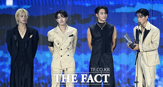 <더팩트>가 주최하고 팬앤스타와 UCW가 주관하는 ‘2026 더팩트 뮤직 어워즈(2026 THE FACT MUSIC AWARDS, TMA)’가 19일 오후 부산 연제구 부산아시아드주경기장에서 열린 가운데 그룹 에이티즈(ATEEZ)가 '대상 ICON OF THE YEAR'를 수상한 뒤 소감을 밝히고 있다. /부산아시아드주경기장=김성렬 기자