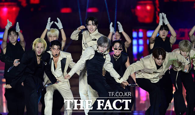 <더팩트>가 주최하고 팬앤스타와 UCW가 주관하는 ‘2026 더팩트 뮤직 어워즈(2026 THE FACT MUSIC AWARDS, TMA)’가 19일 오후 부산 연제구 부산아시아드주경기장에서 열린 가운데 가수 에이티즈(ATEEZ)가 화려한 무대를 펼치고 있다. /부산아시아드주경기장=이새롬 기자