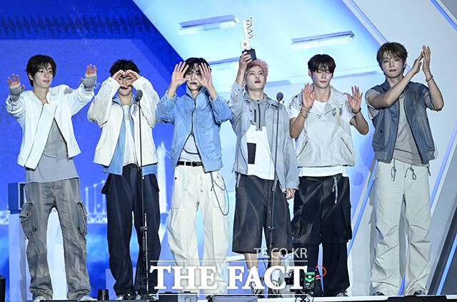 <더팩트>가 주최하고 팬앤스타와 UCW가 주관하는 ‘2026 더팩트 뮤직 어워즈(2026 THE FACT MUSIC AWARDS, TMA)’가 19일 오후 부산 연제구 부산아시아드주경기장에서 열린 가운데 그룹 라이즈의 앤톤과 쇼타로, 원빈, 소희, 은석, 성찬(왼쪽부터)이 '올해의 아티스트' 상을 수상하고 있다. /부산아시아드주경기장=박헌우 기자