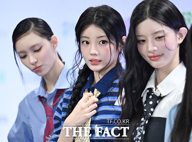 <더팩트>가 주최하고 팬앤스타와 UCW가 주관하는 ‘2026 더팩트 뮤직 어워즈(2026 THE FACT MUSIC AWARDS, TMA)’가 19일 오후 부산 연제구 부산아시아드주경기장에서 열린 가운데 아일릿 원희가 블루카펫을 밟고 있다. /부산아시아드주경기장=박헌우 기자