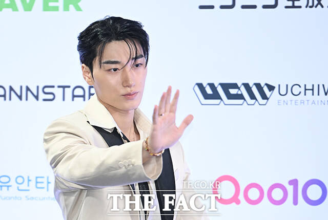 <더팩트>가 주최하고 팬앤스타와 UCW가 주관하는 ‘2026 더팩트 뮤직 어워즈(2026 THE FACT MUSIC AWARDS, TMA)’가 19일 오후 부산 연제구 부산아시아드주경기장에서 열린 가운데 에이티즈 산이 블루카펫을 밟고 있다. /부산아시아드주경기장=박헌우 기자