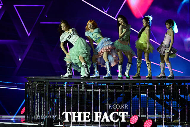 <더팩트>가 주최하고 팬앤스타와 UCW가 주관하는 ‘2026 더팩트 뮤직 어워즈(2026 THE FACT MUSIC AWARDS, TMA)’가 19일 오후 부산 연제구 부산아시아드주경기장에서 열린 가운데 그룹 키키가 화려한 무대를 펼치고 있다. /부산아시아드주경기장=남윤호 기자