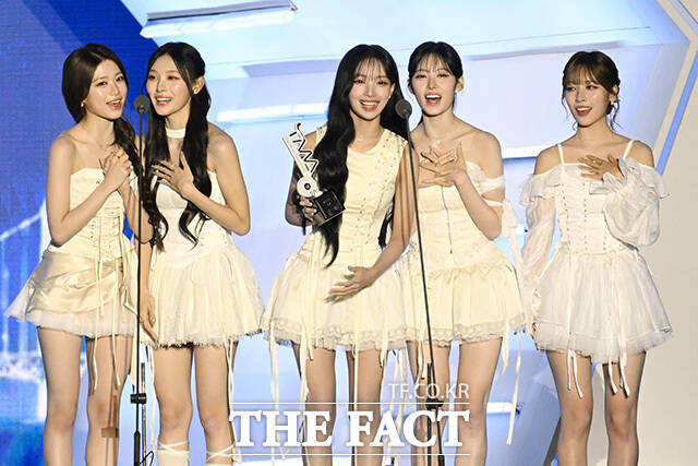 [더팩트ㅣ부산아시아드주경기장=남용희 기자] <더팩트>가 주최하고 팬앤스타와 UCW가 주관하는 ‘2026 더팩트 뮤직 어워즈(2026 THE FACT MUSIC AWARDS, TMA)’가 19일 오후 부산 연제구 부산아시아드주경기장에서 열린 가운데 그룹 리센느가 '올해의 아티스트'를 수상한 뒤 소감을 밝히고 있다.